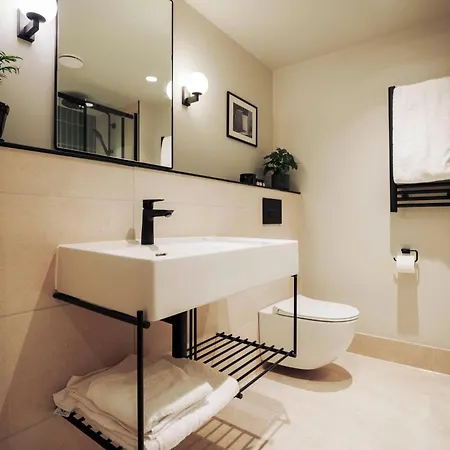 Leworth Apartments, Windsor Room photo