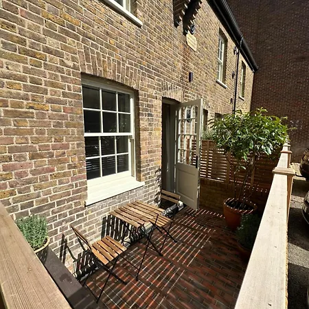 Leworth Apartments, Windsor Exterior photo