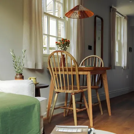 Leworth Apartments, Windsor Room photo