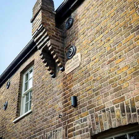 Leworth Apartments, Windsor Exterior photo