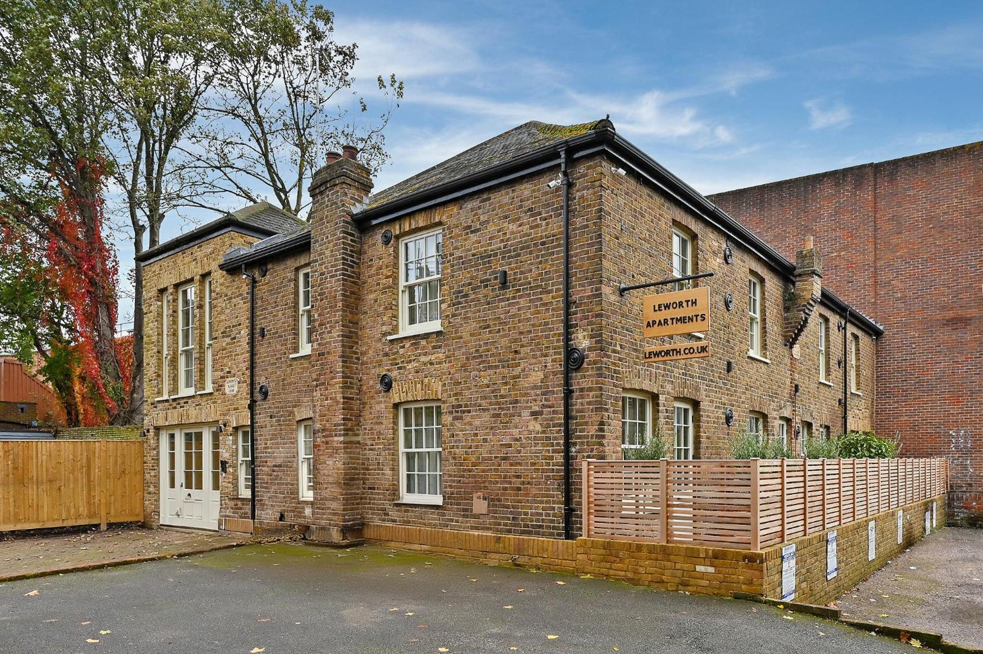 Leworth Apartments,
