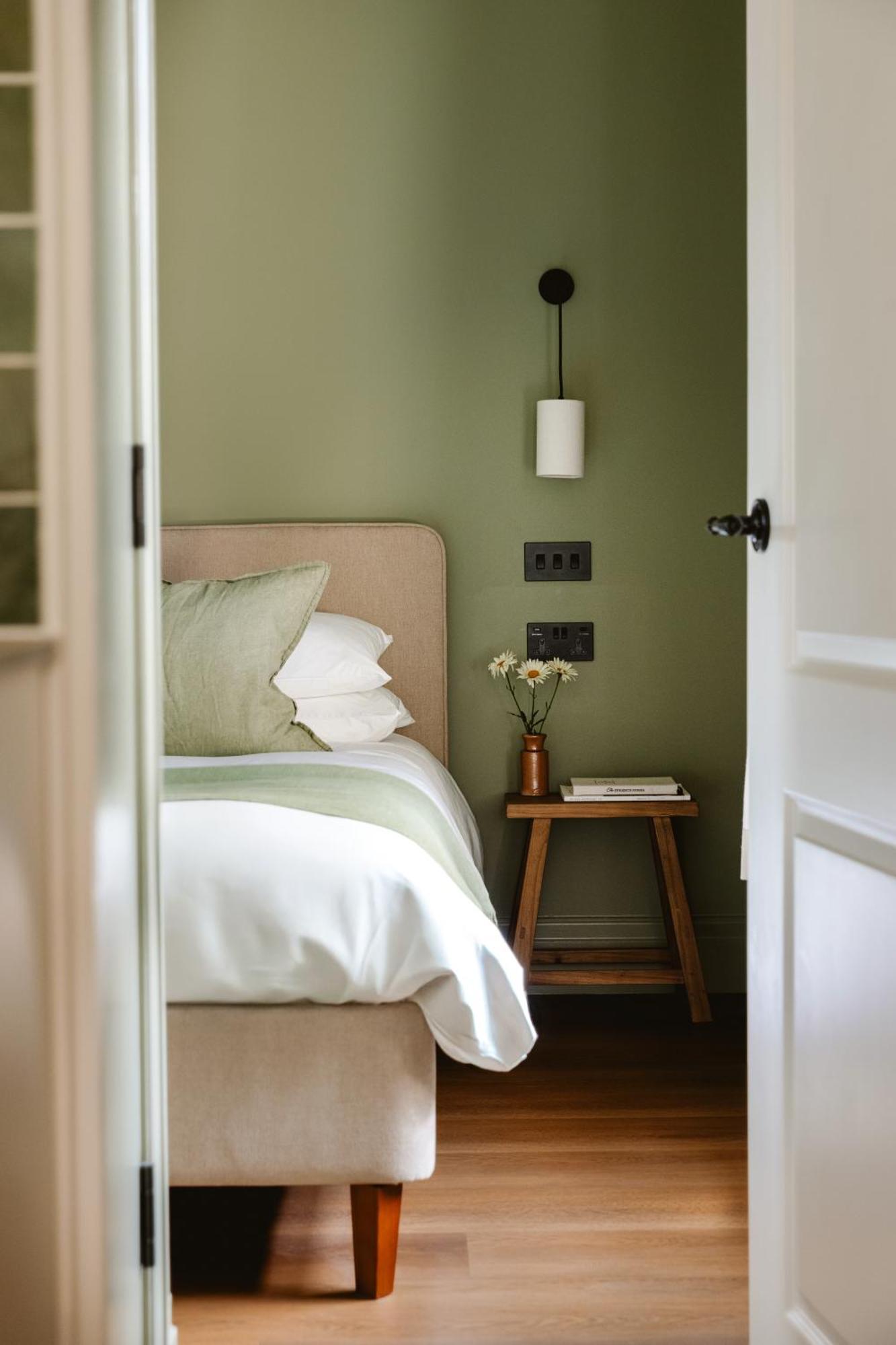 Leworth Apartments,